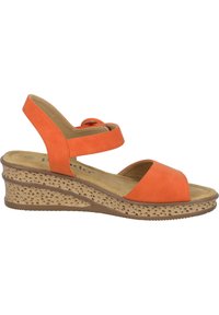 Sandalias de cuña naranjas para mujer con textura de ante, punta abierta y correa ajustable en el tobillo. Plataforma tipo corcho con detalles texturizados.