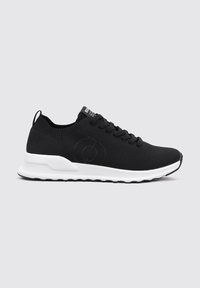 Zapatillas deportivas negras con parte superior de punto, que cuentan con una suela blanca, punta redondeada y detalles de logo en contraste en el costado y el talón.