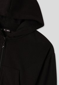 Felpa nera con zip, cappuccio integrato e tasca frontale, adatta per bambini di età compresa tra 4 e 5 anni in base all'etichetta delle taglie.