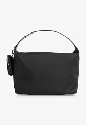 Schwarze rechteckige Schultertasche mit kurzem Riemen, kleiner Reißverschlusstasche an der Seite und dezent geprägt aufgedrucktem Markennamen auf der Vorderseite.