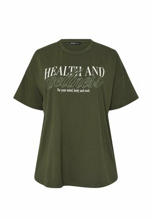 Olivgrünes T-Shirt mit kurzen Ärmeln und dem Aufdruck "HEALTH AND wellness Für Geist, Körper und Seele." in weißer und konturierter Schrift auf der Vorderseite.