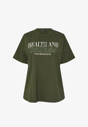Oliwkowo-zielony t-shirt z krótkim rękawem, z białym napisem na przodzie: "ZDROWIE I dobre samopoczucie dla Twojego umysłu, ciała i duszy."