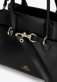 Borsa a tracolla in pelle nera con dettagli in metallo dorato, caratterizzata da un design lineare, doppi manici e una tracolla staccabile. Logo impresso sul davanti.