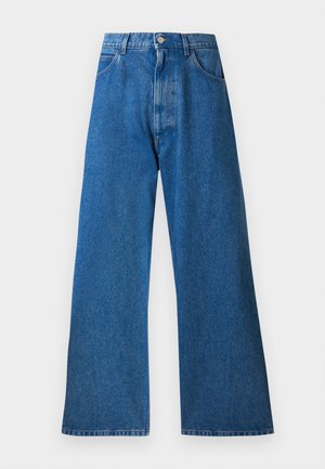 Blaue Denim-Hosen im weiten Schnitt mit hoher Taille, fünf Taschen, Metalldruckknopfverschluss und subtilen Abnutzungsspuren an der Vorderseite. Glatte Textur.