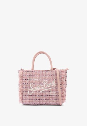 Sac à main en tweed rose avec des détails en frange, arborant un design « Saint Barth » brodé. Comprend des doubles poignées et une bandoulière amovible.