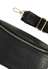 Borsa in pelle intrecciata nera con zip dorata, dotata di tracolla nera rimovibile e dettagli in metallo dorato. Texture liscia con forma arrotondata.