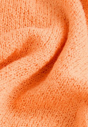 Oranger Strickstoff mit strukturiertem Finish, das eine lockere Webart und eine weiche, leicht flauschige Oberfläche aufweist. Auffällige Farbe und lässiges Erscheinungsbild.
