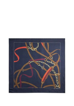 Sciarpa blu navy con cinturini intrecciati in pelle marrone, catene dorate e dettagli in pelle rossa che formano un motivo ispirato all'equitazione.