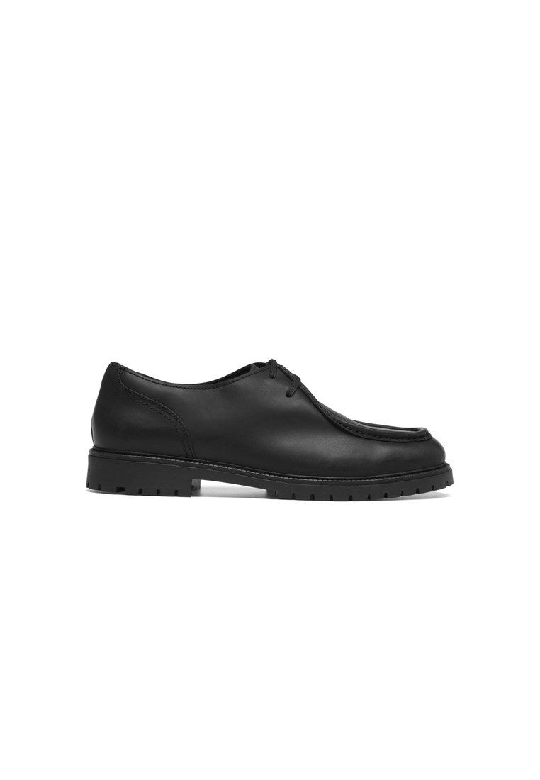 Pantofii eleganți din piele neagră, cu vârf rotund, design cu șireturi și talpă texturată. Au cusături decorative de-a lungul marginilor.
