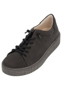 Schwarze Wildledersneaker mit einer strukturierten Gummisohle, runder Zehenpartie und schwarzen Schnürsenkeln mit textilen Akzenten. Minimalistisches Design mit glatter Oberfläche.