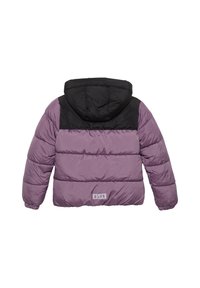 Doudoune avec un corps violet et un empiècement noir, dotée d'une capuche, de matelassage horizontal et d'une petite étiquette logo à l'arrière.