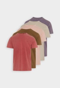 Set di cinque t-shirt di cotone a manica corta in diversi colori tenui: rosso, marrone, rosa, beige e viola. Ognuna presenta un collo tondo.