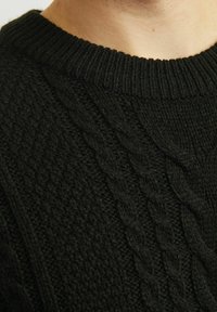 Schwarzer Strickpullover mit Kabelstrickdesign, geripptem Kragen und strukturiertem Stoff. Das Material scheint dick und warm zu sein.