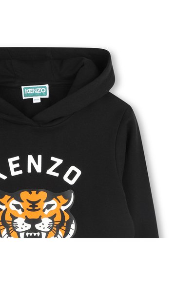 Hoodie noir avec un grand graphique de tigre sur le devant, accents orange et blanc. Il présente une capuche avec cordon de serrage et le texte "KENZO KIDS" en dessous du graphique.