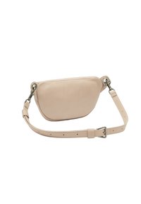 Bolso cruzado de piel beige con forma redondeada, correa ajustable y detalles de metal. Textura suave, diseño minimalista.