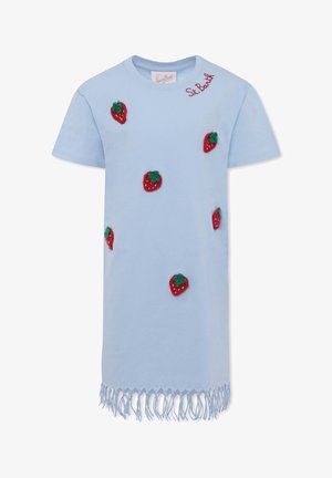 Robe T-shirt bleu clair ornée de fraises rouges brodées et d'accents verts. Présente un ourlet frangé en bas.