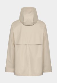 Beige vattentät jacka med huva, raglanärmar och bakre ventil. Har en slät tyg och en minimalistisk design.