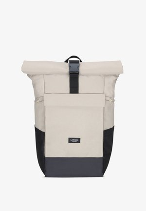 Rucsac cu rolă în bej, cu accente negre și gri închis. Are un închizător securizat și un buzunar anterior cu fermoar. Fabricat dintr-un material durabil.