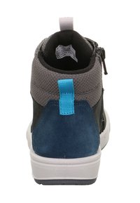 Wysoki but sportowy z szarym materiałem wierzchnim, czarnym akcentem, niebieskim zamszowym pięty, białą podeszwą i niebieską pętlą do ściągania. Posiada pewne zapięcie na zamek.