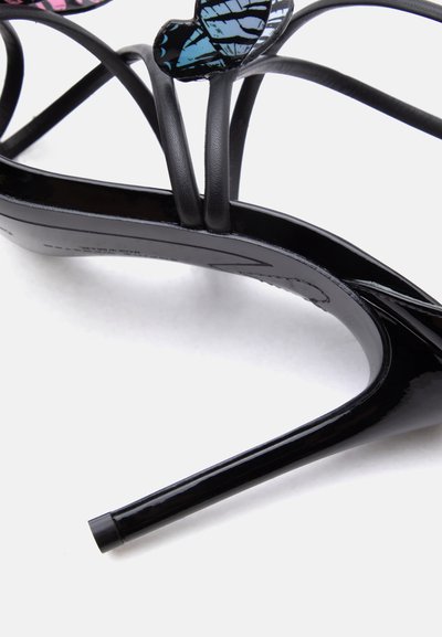 Μαύρο σανδάλι στιλέτο με τακούνι από πατέντα δέρμα, λεπτά λουριά και διακόσμηση πεταλούδας σε μπλε και ροζ στο επάνω λουρί.