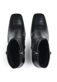 Stivaletti in pelle nera con punta quadrata, design elegante, chiusura con zip laterale e superficie liscia.