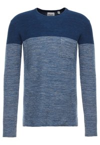 Dunkelblaues Strickpullover mit einem helleren blauen strukturierten Einsatz, rundem Ausschnitt, langen Ärmeln und einer Brusttasche auf der linken Seite.