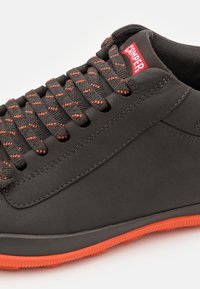 Camper PEU PISTA - Sporta apavi - dark gray
