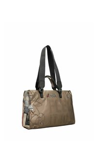 Braune Stofftasche mit kontrastierenden schwarzen Griffen, mit strukturiertem Design, aufgedruckten Akzenten und einem dekorativen Anhänger.