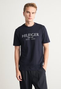 Tommy Hilfiger TEE - T-shirt con stampa - desert sky