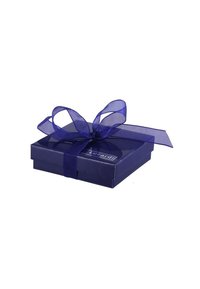 Marineblauwe geschenkdoos met een glanzende afwerking, versierd met een transparante blauwe lintstrik. De doos heeft een klein logo op het deksel.