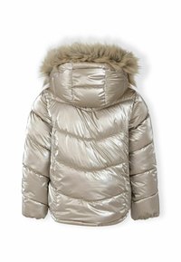 Pufferjakke i skinnende beige materiale med en aftagelig hætte med pelskant, har quiltet design og elastiske manchetter.