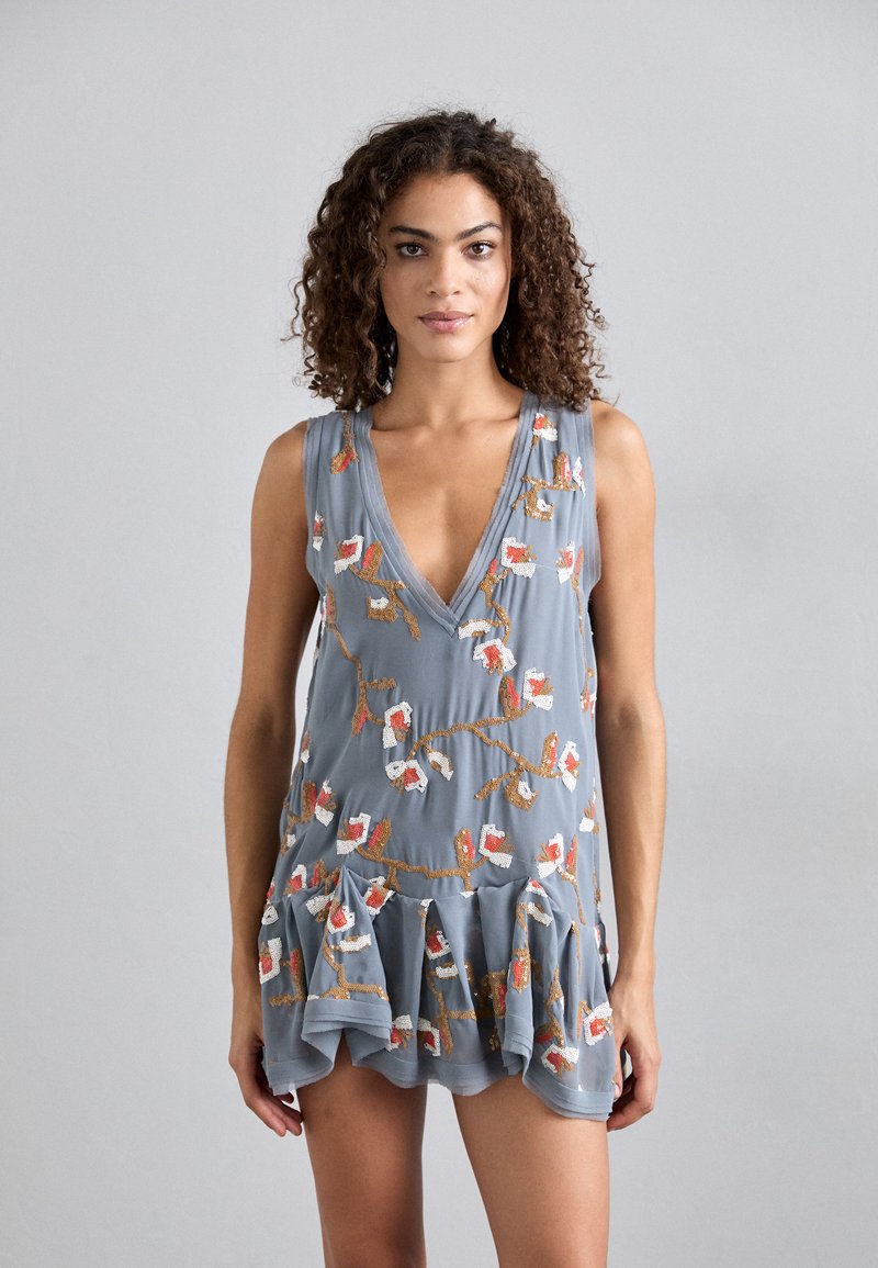 Hallidega hall kleit, millel on sügav V-kaelus, punase, valge ja pruuni lilleline tikand ning volangidega alläär.