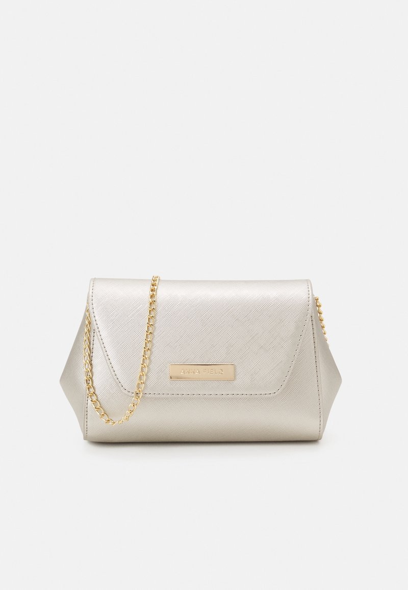 Petit sac clutch argenté avec surface texturée et chaîne dorée, avec une plaque nominative dorée sur le rabat avant.