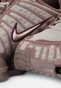 Nike Sportswear SHOX TL - Sneakers - pumice/night maroon/plum eclipse