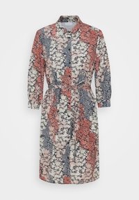 Blommig skjortklänning med krage, långa ärmar och bälte i midjan. Har ett flerfärgat mönster i nyanser av röd, blå och vit.