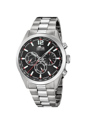 Srebrny metalowy zegarek na rękę z chronografem, czarną tarczą, trzema subtarczami, skalą tachymetru oraz świecącymi w ciemności znacznikami godzin i wskazówkami.