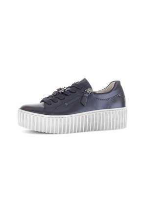 Navy blauwe leren platform sneaker met dikke ribbelige witte zool, vetersluiting aan de voorkant, zijrits en decoratieve metalen versieringen op de veters.