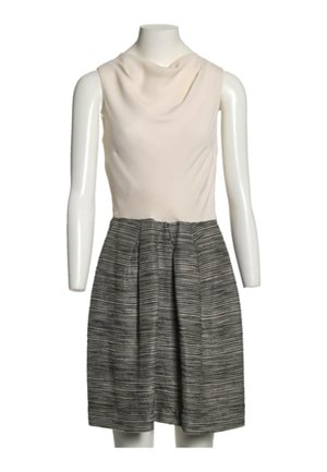 Robe sans manches avec haut col bénitier crème et jupe plissée à rayures noires et blanches taille haute sur un mannequin blanc.