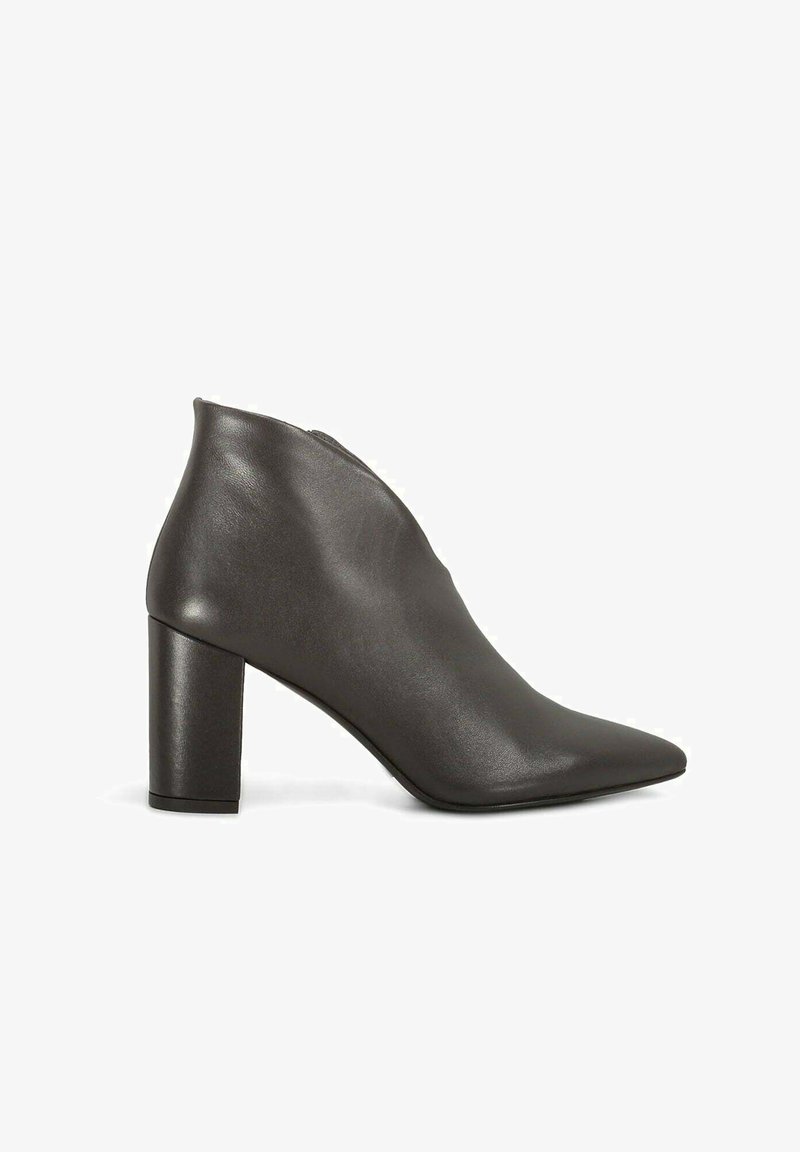 Zwarte leren enkellaarzen met een puntige neus en een hoge blokhak. Kenmerkt zich door een slanke vorm en een gladde textuur.