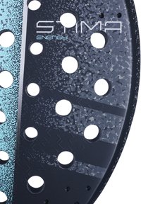 Padelbat med en mørkeblå krop med en tekstureret overflade, lyseblå detaljer, flere huller og et moderne designmønster.