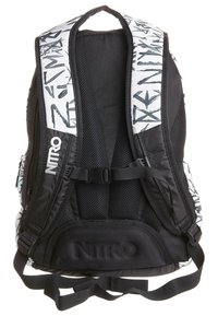 Sac à dos Nitro noir et blanc avec des bretelles rembourrées, une boucle de poitrine ajustable et un panneau arrière en mesh respirant.