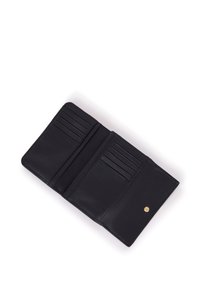 Portafoglio in pelle nera, dotato di più scomparti per carte e di una texture liscia. Chiusura in hardware dorato sulla parte destra.