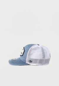 Ανοιχτό μπλε και λευκό καπέλο τύπου τρακτέρ με καμπυλωτό γείσο και κεντημένο ετικέτα στο μπροστινό πάνελ, εμφανιζόμενο από το πλάι σε λευκό φόντο.