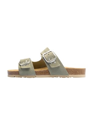 Sandalia de ante verde con dos hebillas plateadas ajustables, plantilla de corcho y suela beige texturizada, vista lateral.