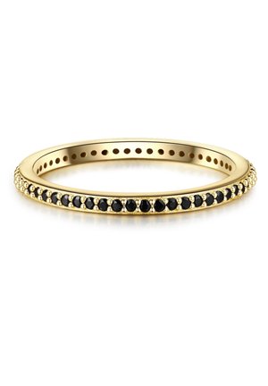 Cienki złoty pierścionek z ciągłym rzędem małych czarnych kamieni szlachetnych wokół obrączki na białym tle.