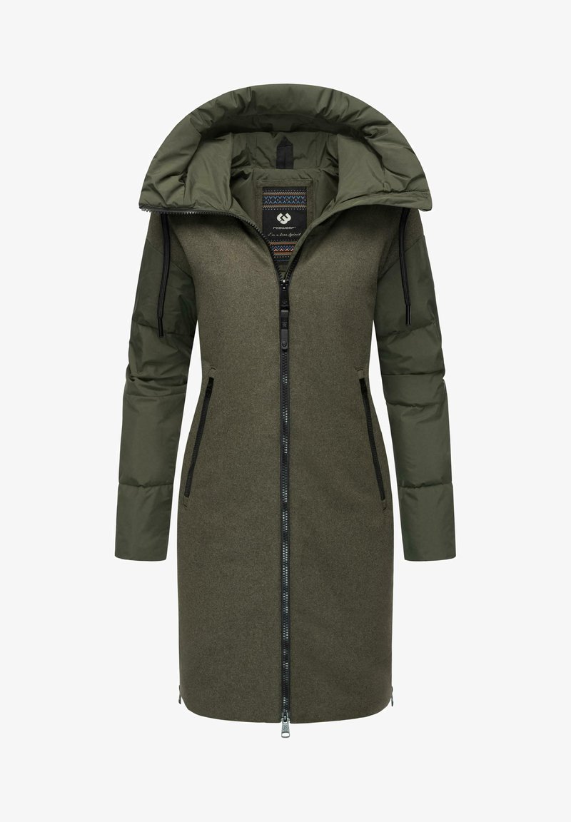 Cappotto lungo verde oliva con cappuccio e maniche imbottite. Presenta una chiusura con zip, due tasche frontali e un design in tessuto texturizzato.