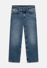 Blå denim jeans med rett benklipp, fem-lomme design og kontrasterende sømmer. Har en frontknapp og glidelås lukking.