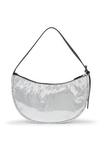 Sølv holografisk oval veske med svart stropp, glatt tekstur, glidelås-lukking og minimalistisk design. Reflekterende overflate gir glans.