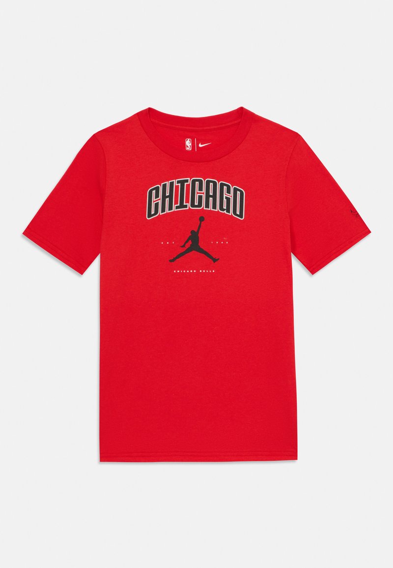Camiseta de algodón roja con un estampado gráfico negro de la palabra "CHICAGO" y un logotipo en silueta en el centro. Manga corta, cuello redondo.