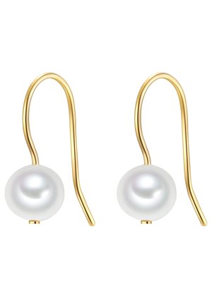 Boucles d'oreilles en or à crochet, chacune avec une perle blanche ronde suspendue à l'extrémité sur un fond blanc.